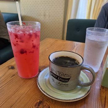 Sweet Lemon Kitchen - Raspberry Lemonade 32 oz coffee - Cafes Near Me - Georgetown, Texas