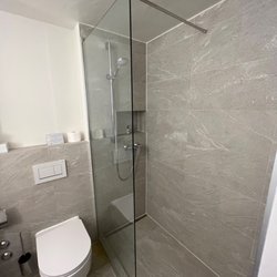 Hotel Gstaaderhof - Bathroom: Great showers in the refurbished rooms.