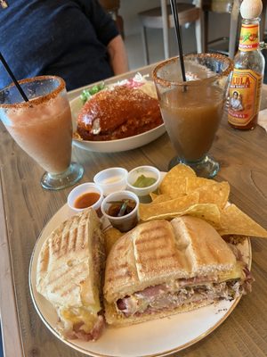 SANTO DE LA TORTA by null