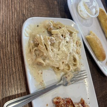 Fazoli's - Fettuccine with chicken and a slice of pizza breadsticks - Fast Food Near Me - Louisville, Kentucky