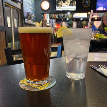 Boulder Tap House - Alaskan Amber and water - American Near Me - Mankato, Minnesota