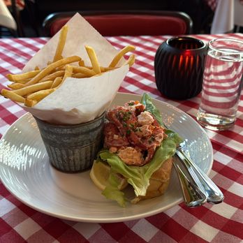 P. J. Clarke's - Connecticut-style lobster roll - Cocktail Bars Near Me - Philadelphia, Pennsylvania P. J. Clarke's - Connecticut-style lobster roll - Cocktail Bars Near Me - Philadelphia, Pennsylvania
