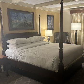 Desmond Hotel Malvern, a DoubleTree by Hilton - King Size bed for the Queen! - Hotels Near Me - Malvern, Pennsylvania Desmond Hotel Malvern, a DoubleTree by Hilton - King Size bed for the Queen! - Hotels Near Me - Malvern, Pennsylvania