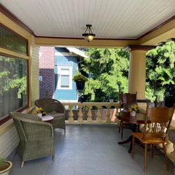Windsor Guest House - Enjoying the view of the trees, the singing of birds, and the playing of squirrels on this terrace is a delight.