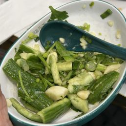 拍黄瓜 mixed fresh cucumber with garlic sauce