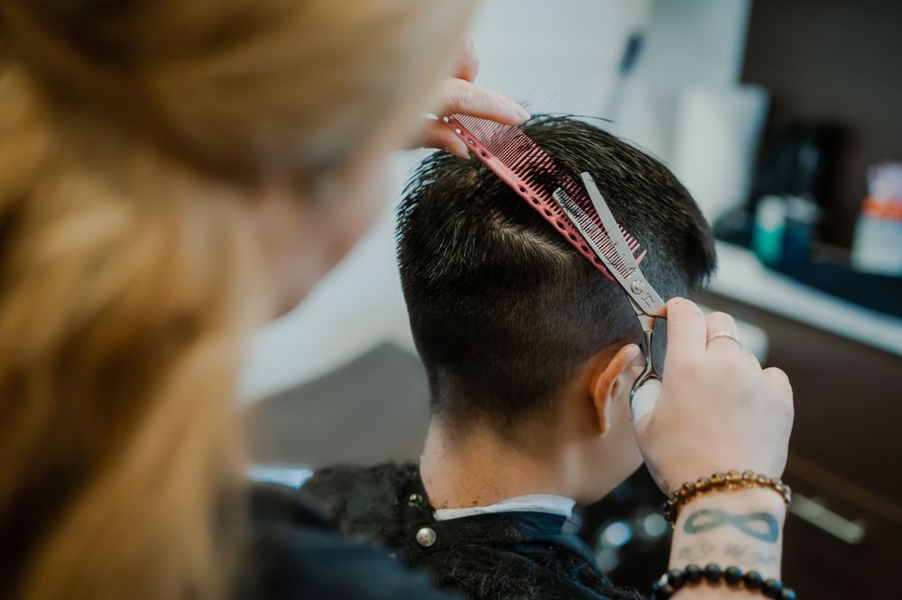 Donna’s Barber Studio Logo
