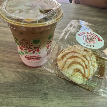 Con Azucar cafe - Duvalin latte y concha con cajeta - Coffee & Tea Near Me - Bakersfield, California