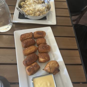 First Flight Island Restaurant & Brewery - Brisket mac n cheese and pretzel bites - New American Near Me - Key West, Florida