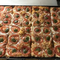 Pizza tomate,mozzarella y pesto