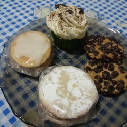 Aylen Pastelería Artesanal - Cupcake de café, cookies con chips y alfajores.