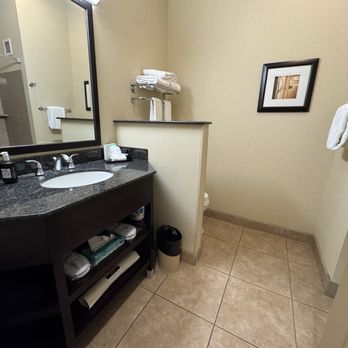 The Oaks Hotel & Suites - The bathroom - Hotels Near Me - Paso Robles, California