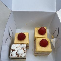 Michele Coulon Dessertier - Mini desserts: almond cake, black and white cake