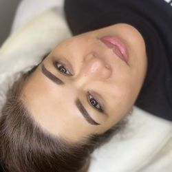 GG Brows - Powder eyebrows has natural soft makeup look.