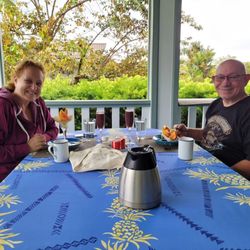 Old Hawaiian Bed & Breakfast - Hubby and I enjoying our breakfast