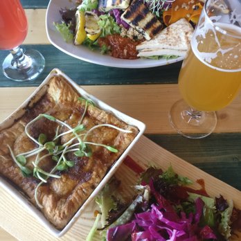 Auberge Le Baril Roulant - Pot Pie and Caravan Salad - Hostels Near Me - Val-David, Quebec