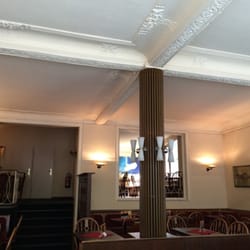 Cafe Wagner - Innenraum gegenüber der Fensterfront.