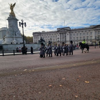 Buckingham Palace - Landmarks & Historical Buildings Near Me - London, XGL