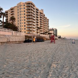 Bahama House - Lifeguard and driving beach access from Bahama House
