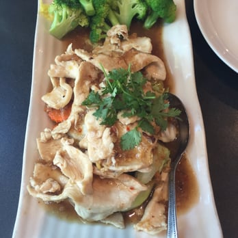Thai Fusion Bistro - Garlic delight with chicken, cabbage, broccoli, and carrots - Thai Near Me - Seattle, Washington Thai Fusion Bistro - Garlic delight with chicken, cabbage, broccoli, and carrots - Thai Near Me - Seattle, Washington