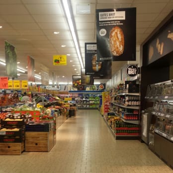 LiDL - Rechts frisch (fertig-) gebacken Brot- und Backwaren, links Obst und Gemüse, geradeaus die Kühlung mit Fleisch, Fisch und Wurst. - Discount Store Near Me - Gauting, BY LiDL - Rechts frisch (fertig-) gebacken Brot- und Backwaren, links Obst und Gemüse, geradeaus die Kühlung mit Fleisch, Fisch und Wurst. - Discount Store Near Me - Gauting, BY