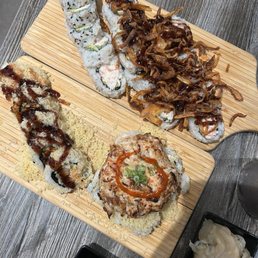 Crunchy kilt Crunchy onion Salmon dynamite California Roll Crunchy kilt Crunchy onion Salmon dynamite California Roll