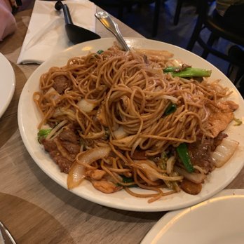 Dumpling Inn - Deluxe Chow Mein - Chinese Near Me - San Diego, California