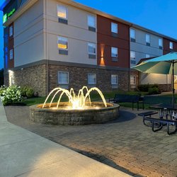 Holiday Inn Express & Suites Absecon-Atlantic City Area - Side exterior of hotel with outdoor seating