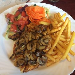 Hotel Restauracja Anka Anna Mrozińska Łuckiewicz - Schnitzel mit Pilzen, Pommes, Salat + Getränk. Ca. 5€