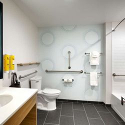Tru by Hilton Lehi - Guest room bath