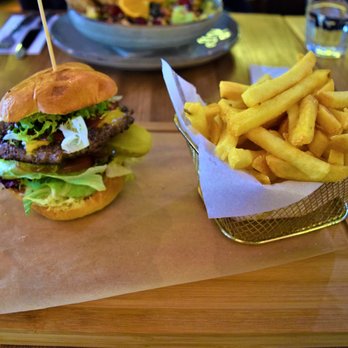 Flavours - Cheeseburger & Fries - International Near Me - Lauterbrunnen, BE Flavours - Cheeseburger & Fries - International Near Me - Lauterbrunnen, BE