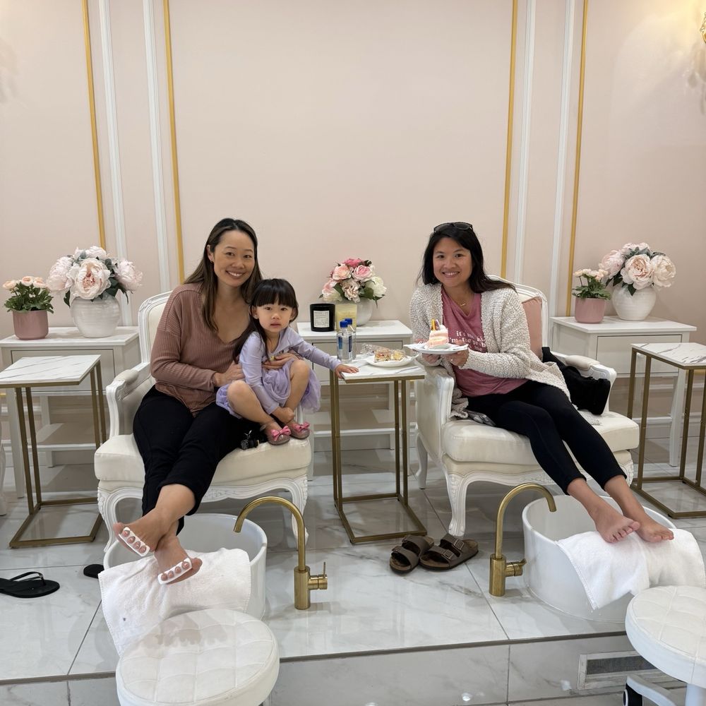 Le Petit Salon - My daughter was entertained with all the snacks - Nail Salons Near Me - Tustin, California