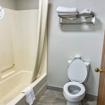 Super 8 by Wyndham Neosho - Clean Bathroom with New Towels in my Room - Hotels Near Me - Neosho, Missouri