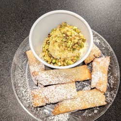 The Foodie School - Pizza Parlor: Canoli | Instagram: @telephonesmoothie