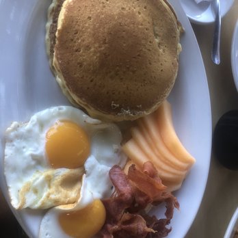 Don Cafeto - Pancakes with bacon and eggs - Mexican Near Me - Tulum, ROO Don Cafeto - Pancakes with bacon and eggs - Mexican Near Me - Tulum, ROO