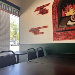 Labella's Pizzeria - Inside
