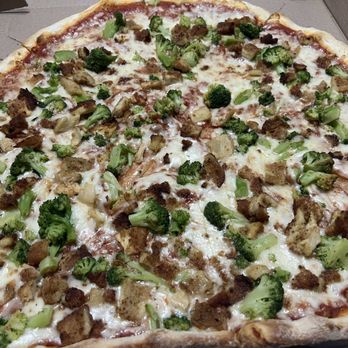 Lunetta Pizza & Restaurant - Chicken and broccoli pizza 18" - Pizza Near Me - New York, New York