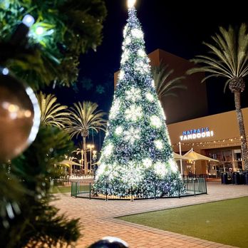Tustin Ranch Plaza - Christmas tree - Shopping Centers Near Me - Tustin, California Tustin Ranch Plaza - Christmas tree - Shopping Centers Near Me - Tustin, California