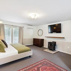 Mountaineer Inn - King Suite