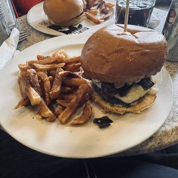 QDC Burger - QDC Lefty's burger - Burgers Near Me - Montreal, Quebec QDC Burger - QDC Lefty's burger - Burgers Near Me - Montreal, Quebec