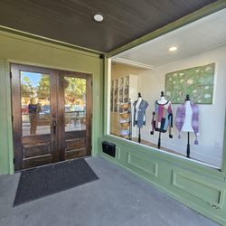 The Square Knot Crafts - Rotating trunk shows show examples of finished works