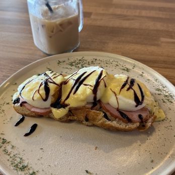Cafe Papillon by the Beach - Eggs Benedict - Coffee & Tea Near Me - Miami Beach, Florida