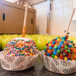 Rocky Mountain Chocolate Factory - Sprinkles apple and M&M apple