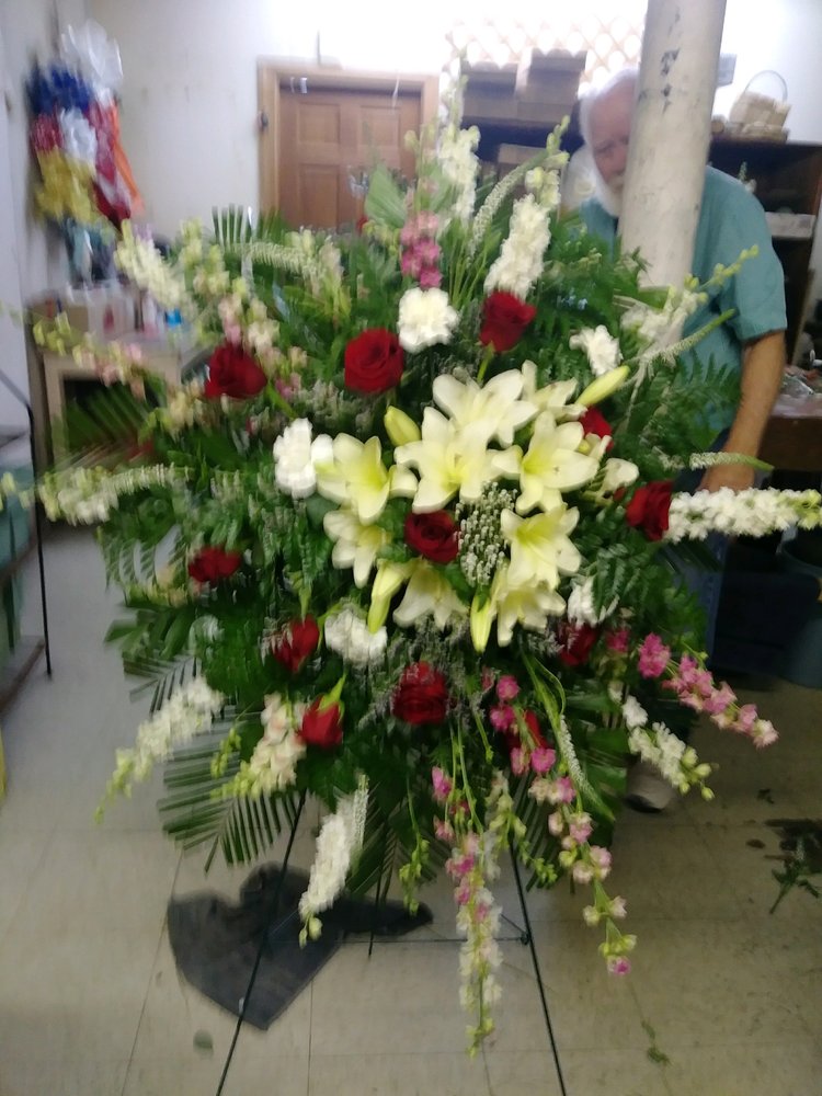 PURYEAR’S FLORIST Updated June 2024 213 Main St, South Boston, Virginia Florists Phone