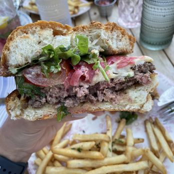 flora - Flora burger - New American Near Me - Westhampton Beach, New York
