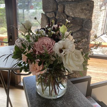 Swenson and Silacci Flowers - Table arrangement - Florists Near Me - Salinas, California Swenson and Silacci Flowers - Table arrangement - Florists Near Me - Salinas, California