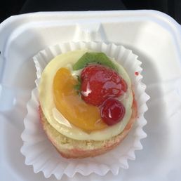 The most beautiful and DELICIOUS sponge cake with custard and fruit on top