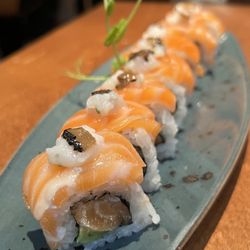 Unique Sushi Lab - Salmon roll with truffle