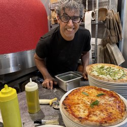 Pizzeria Cardamomo - Momo, Italian master chef.