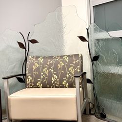 Sibley Memorial Hospital - I fell in love with this cool chair and glass background. Very pretty.