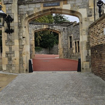 The Windsor Castle - Entrance - Pubs Near Me - Windsor, WNM